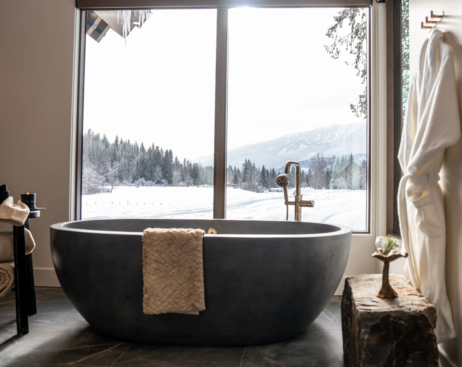 Bath tub in the Master Suite with mountain views to the south