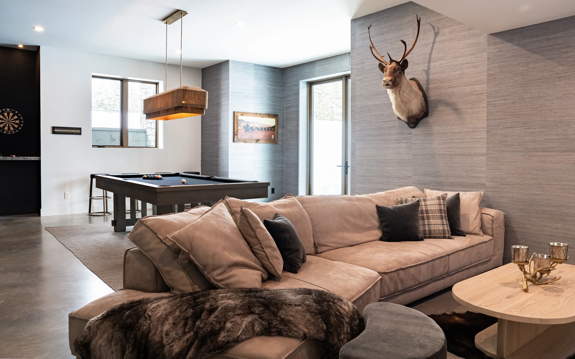 Downstains games room with pool table